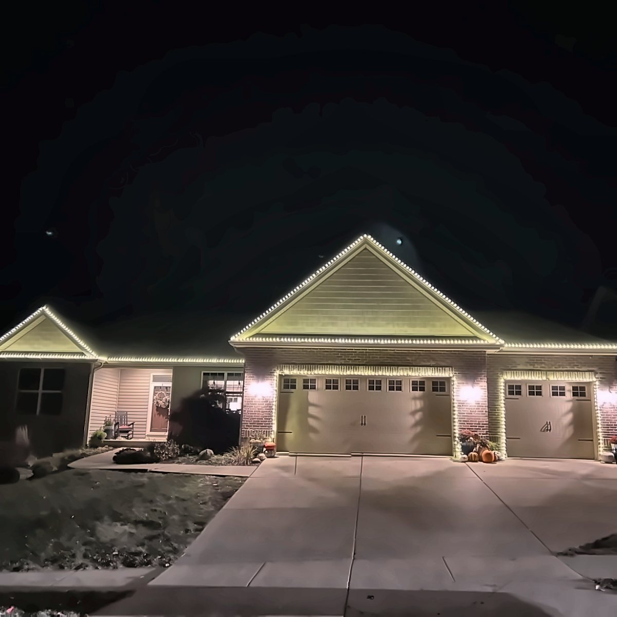Ranch home with C9 bulbs on every gable and outlined garage doors